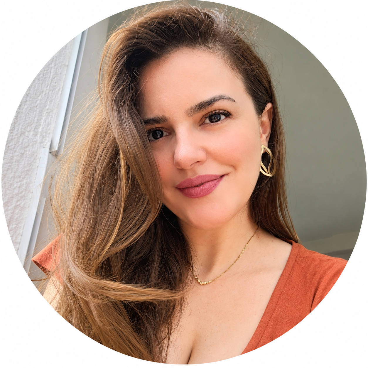 files/Retrato_circular_con_cabello_dorado_y_joyas.png