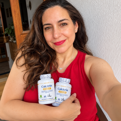 Laura con dos frascos de Calcitrin GOLD